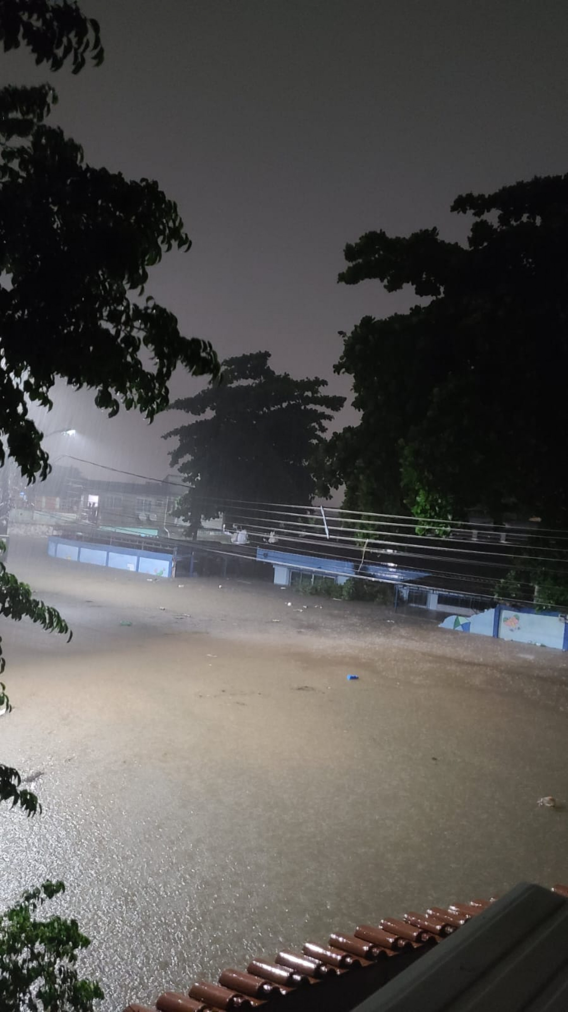 Altura da água passou dos dois metros em alguns pontos do bairro