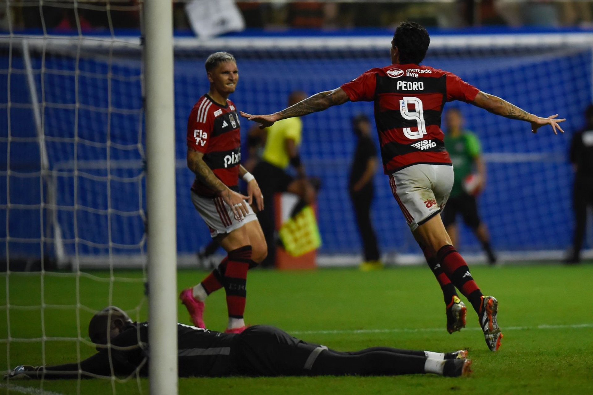 Pedro e Varela na vitória do Flamengo sobre o Audax - Foto: Gilvan de Souza e Marcelo Cortes/Flamengo