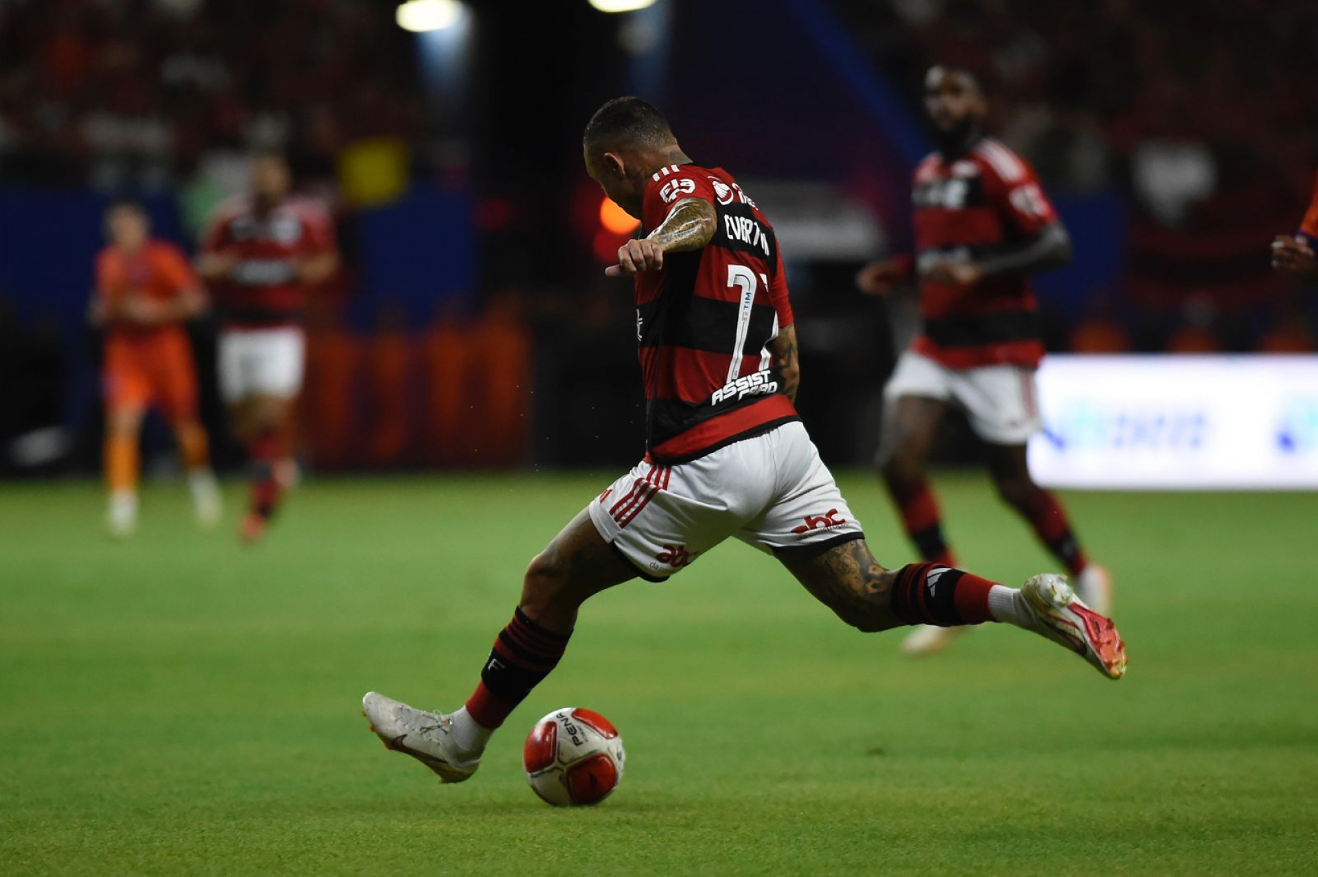 Momento em Everton Cebolinha arma a finalização para ampliar a vitória do Flamengo sobre o Audax  - Foto: Gilvan de Souza e Marcelo Cortes/Flamengo