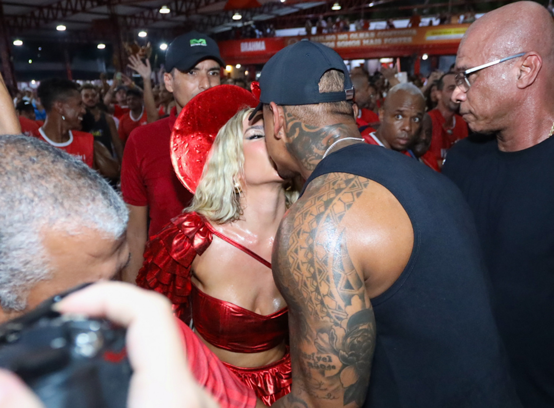 Léo Santana surpreende Lorena Improta em ensaio da Viradouro - Thyago Andrade / Agnews