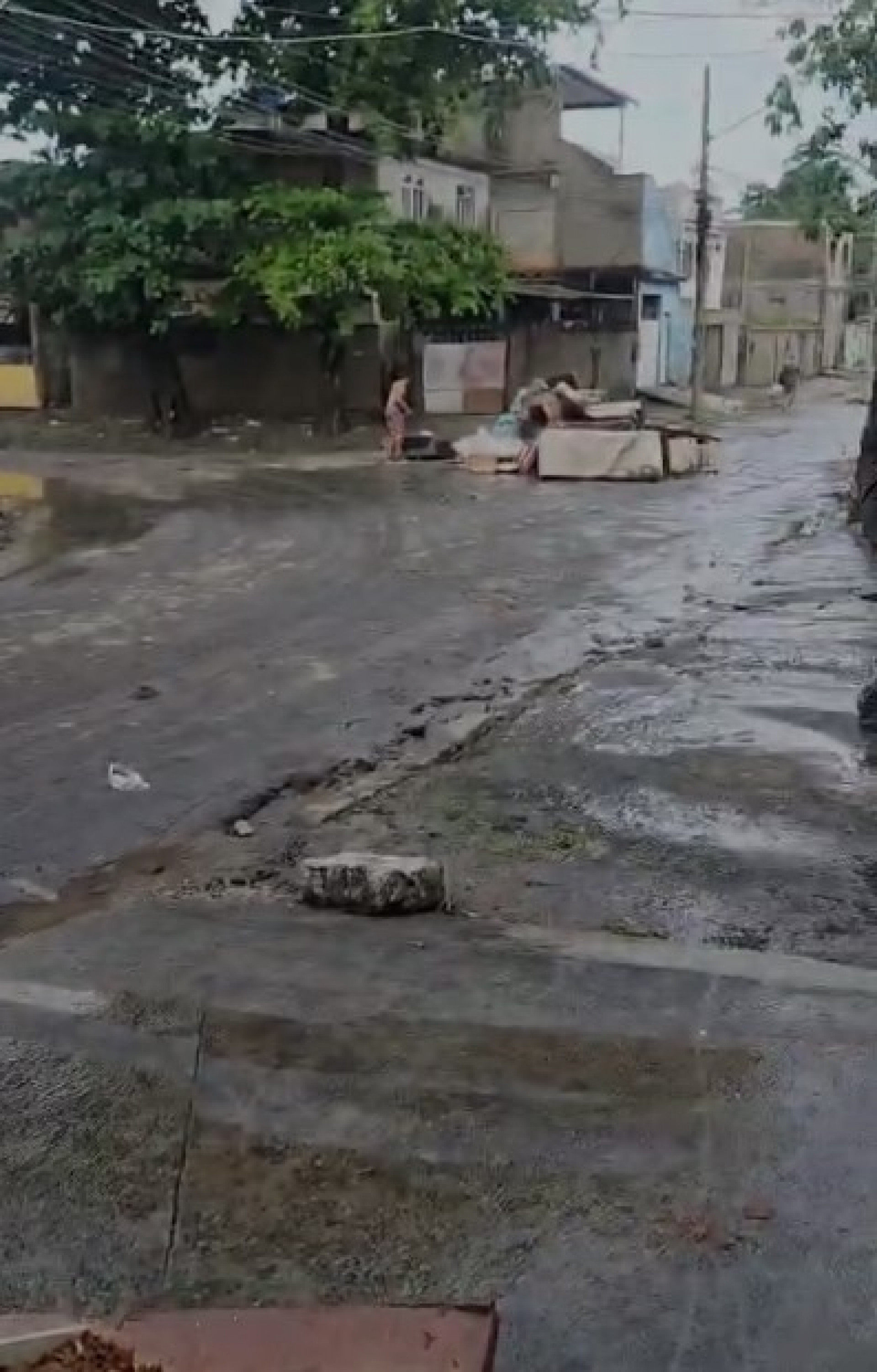 Moradores descartam móveis atingidos pela água