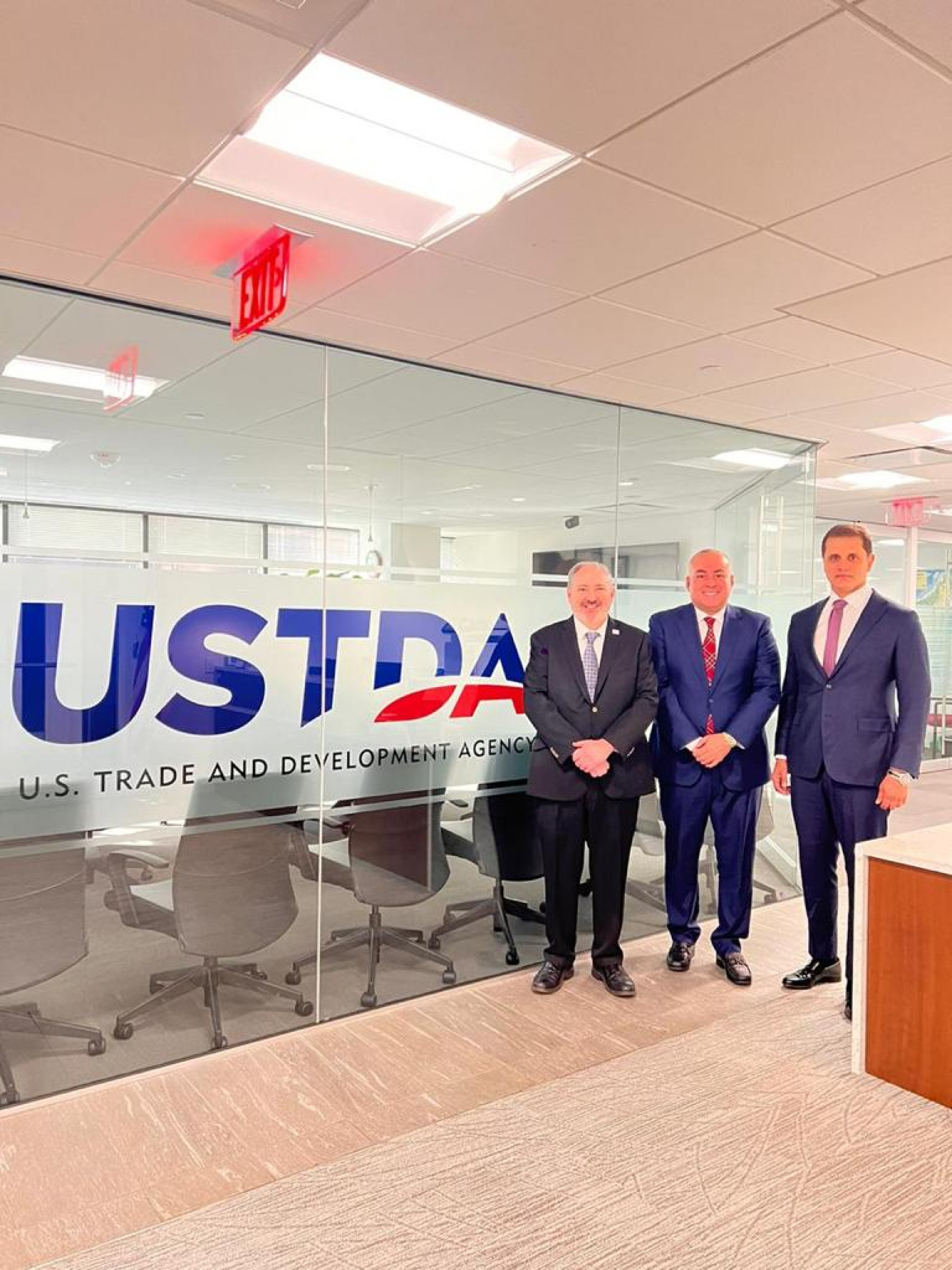 Keith Eischeid, diretor interino para a América Latina e Caribe da USTDA, Davi Perini Vermelho e Franquis Dias Nepomuceno, diretor de Desenvolvimento Metropolitano do IRM