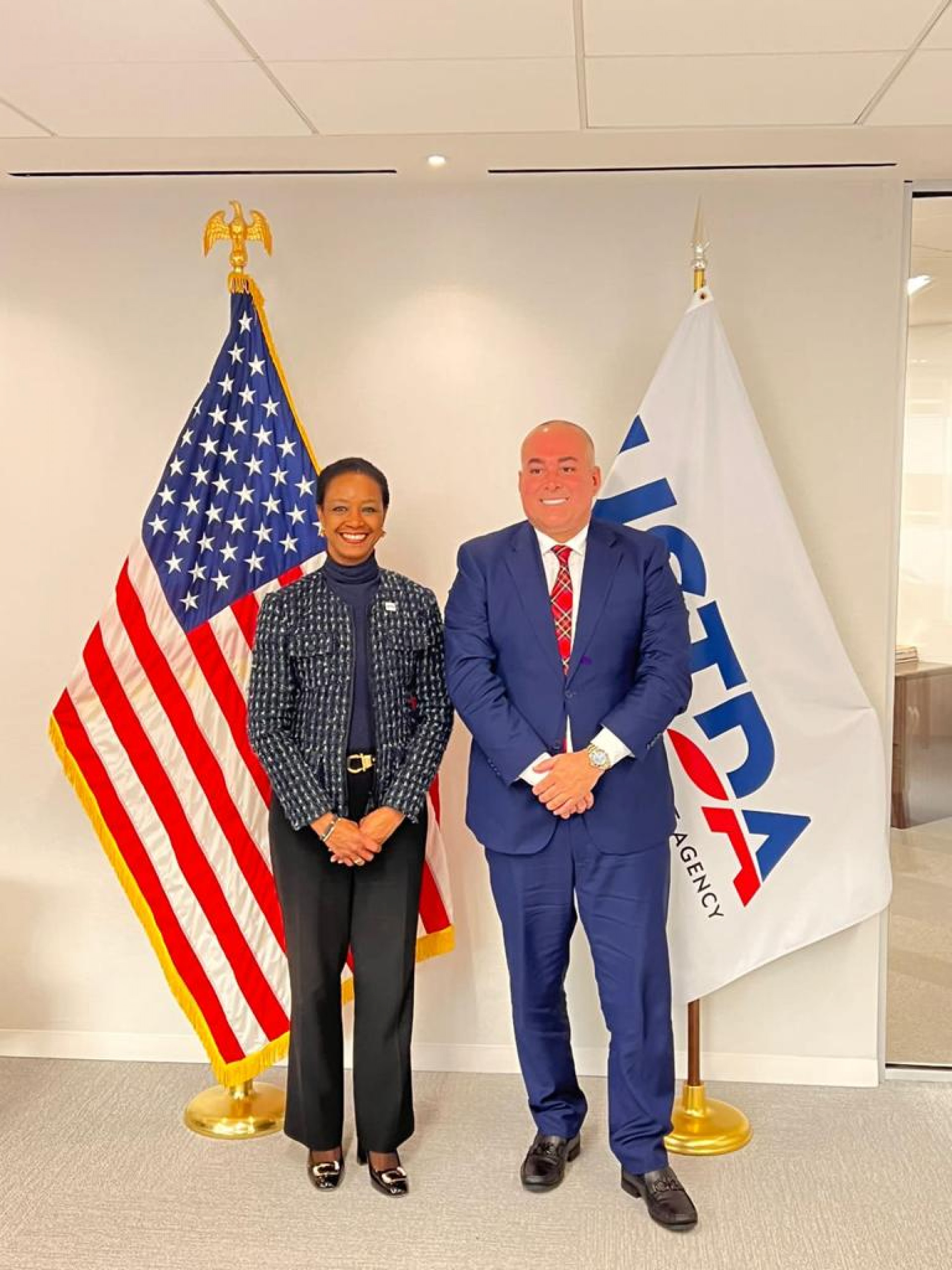 A diretora da USTDA, Enoh T. Ebong, e o presidente do IRM, Davi Perini Vermelho