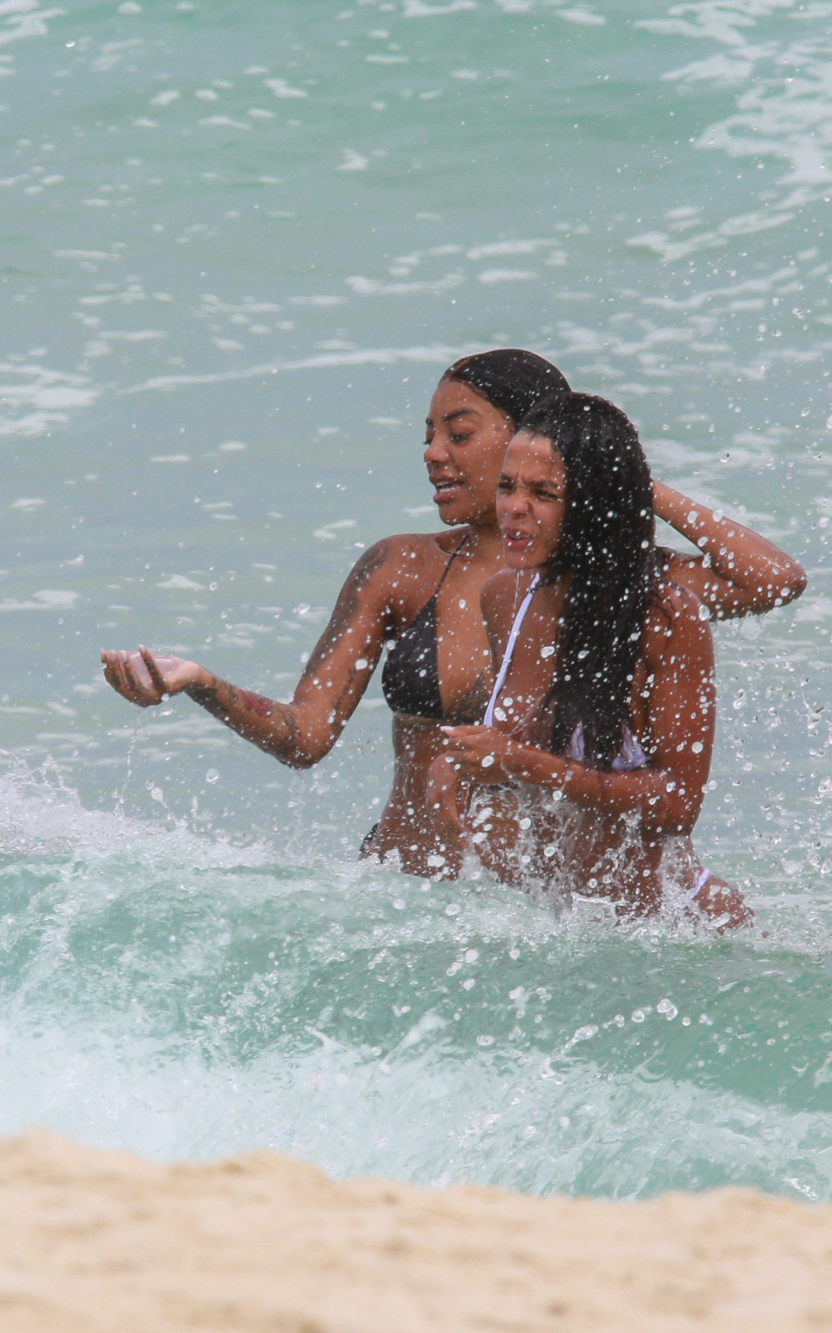 Ludmilla se diverte em dia de praia com Brunna Gonçalves e amigos