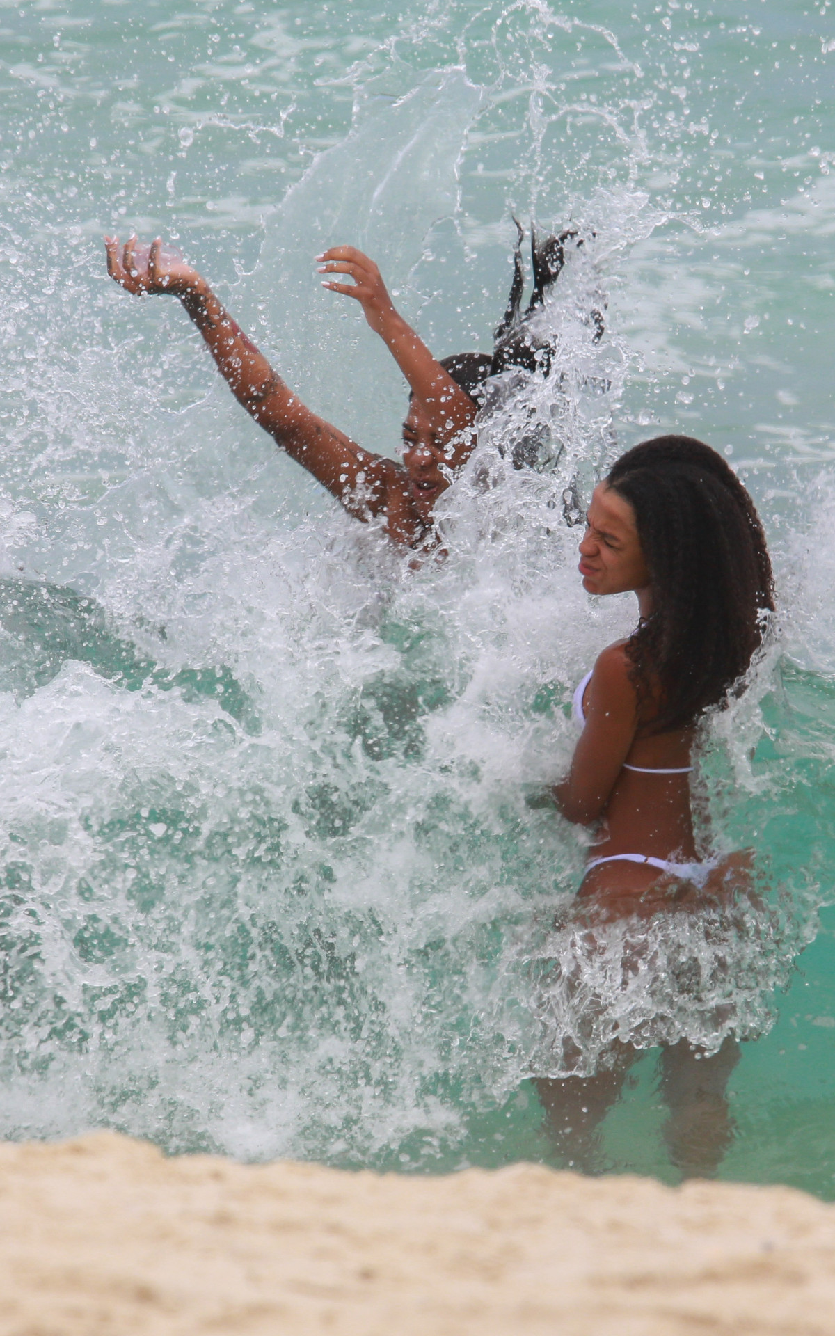 Ludmilla se diverte em dia de praia com Brunna Gonçalves e amigos
