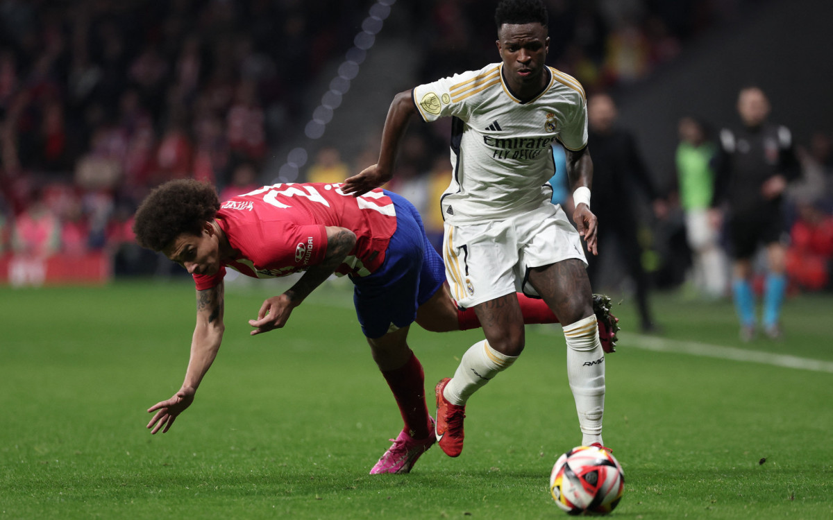 Vini Jr em ação durante jogo do Real Madrid contra o Atlético de Madrid