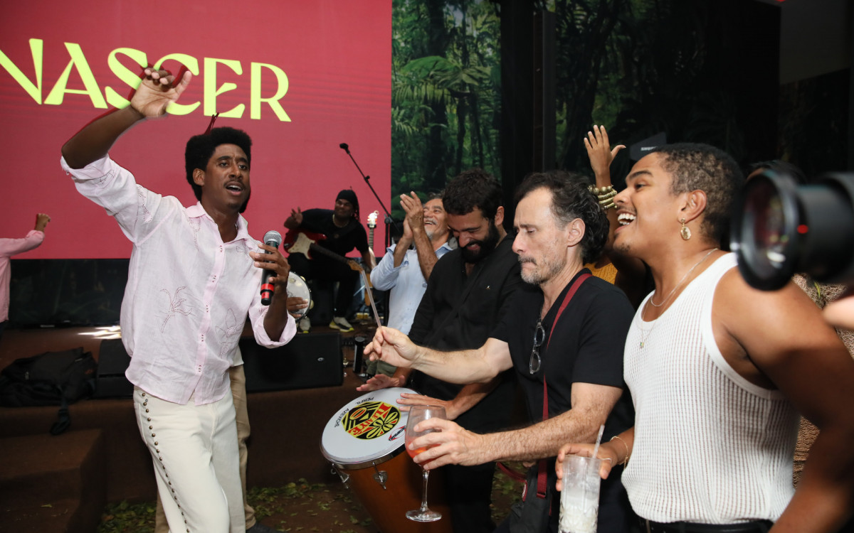 Elenco se diverte na festa de Renascer