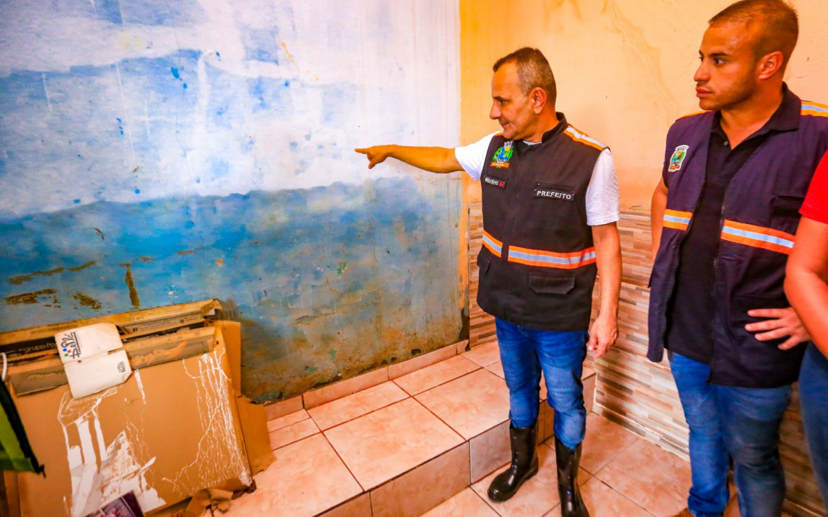 Durante a visita, em uma das casas o prefeito constatou o nível em que a água da chuva subiu e deixou um rastro de destruição