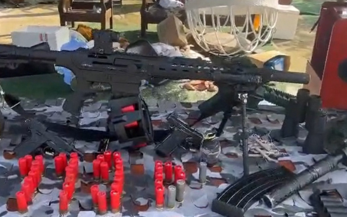 Diversas armas foram apreendidas durante mandado de busca e apreensão em sítio de Rio Bonito