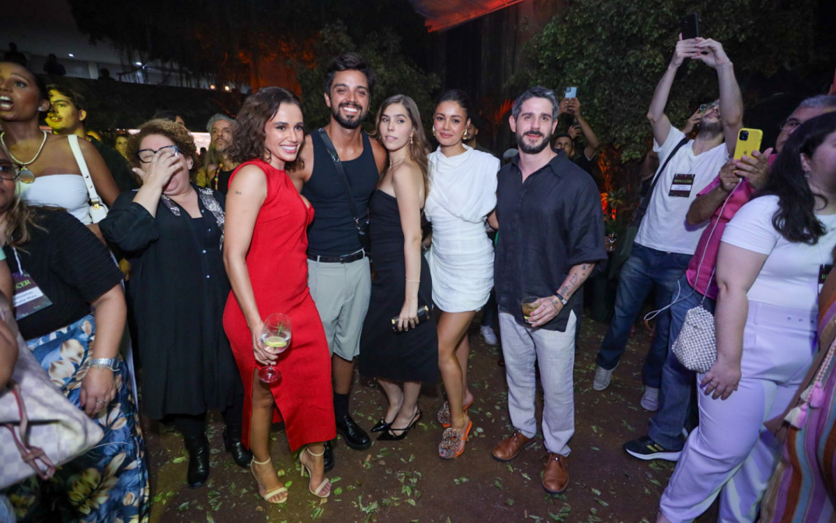 Elenco se diverte na festa de lançamento de Renascer