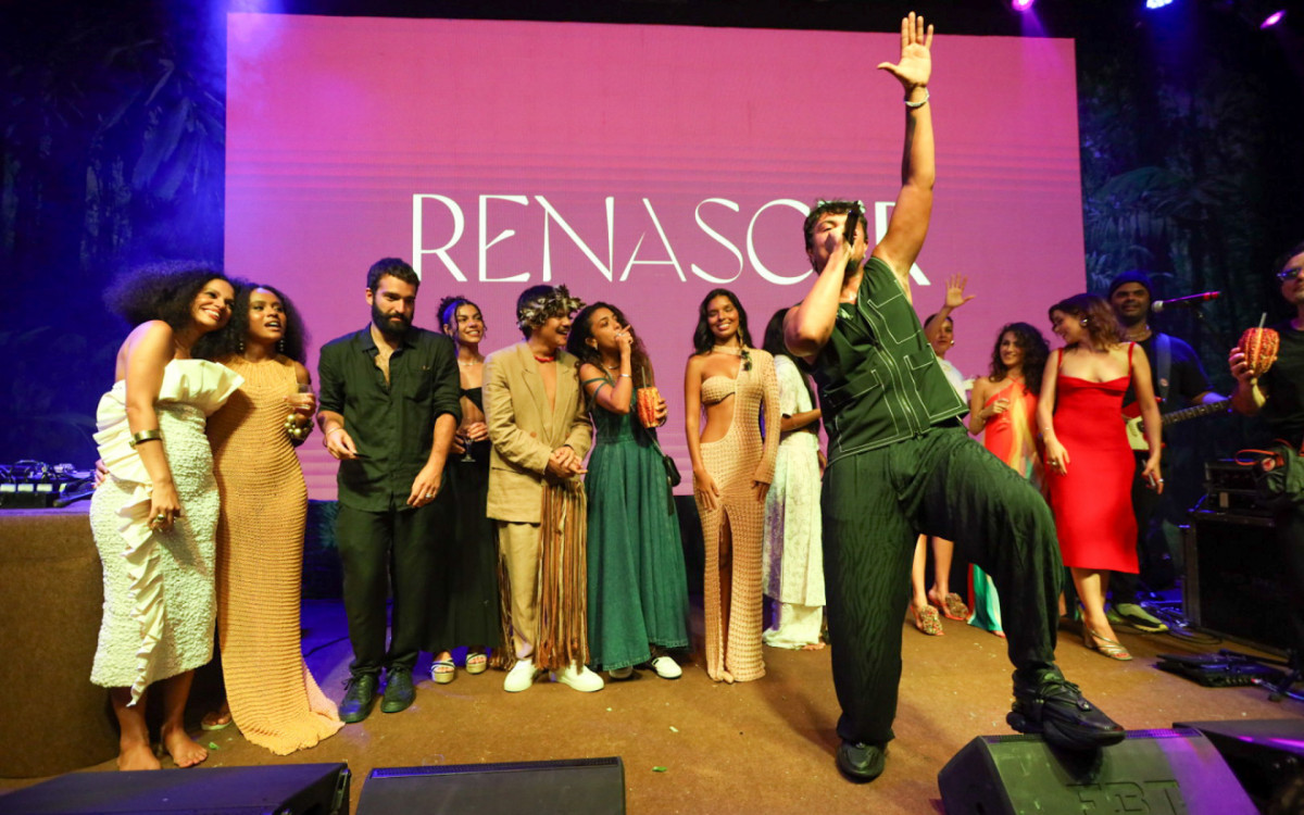 Xamã se apresenta na festa de Renascer