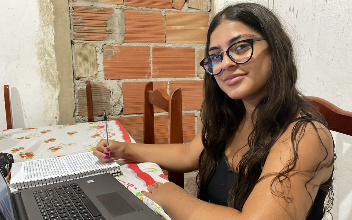 Maria Eduarda Santos, 18 anos, vai aproveitar os estudos do Enem para o CPNU - Paulo Sergio Costa/Agência O Dia