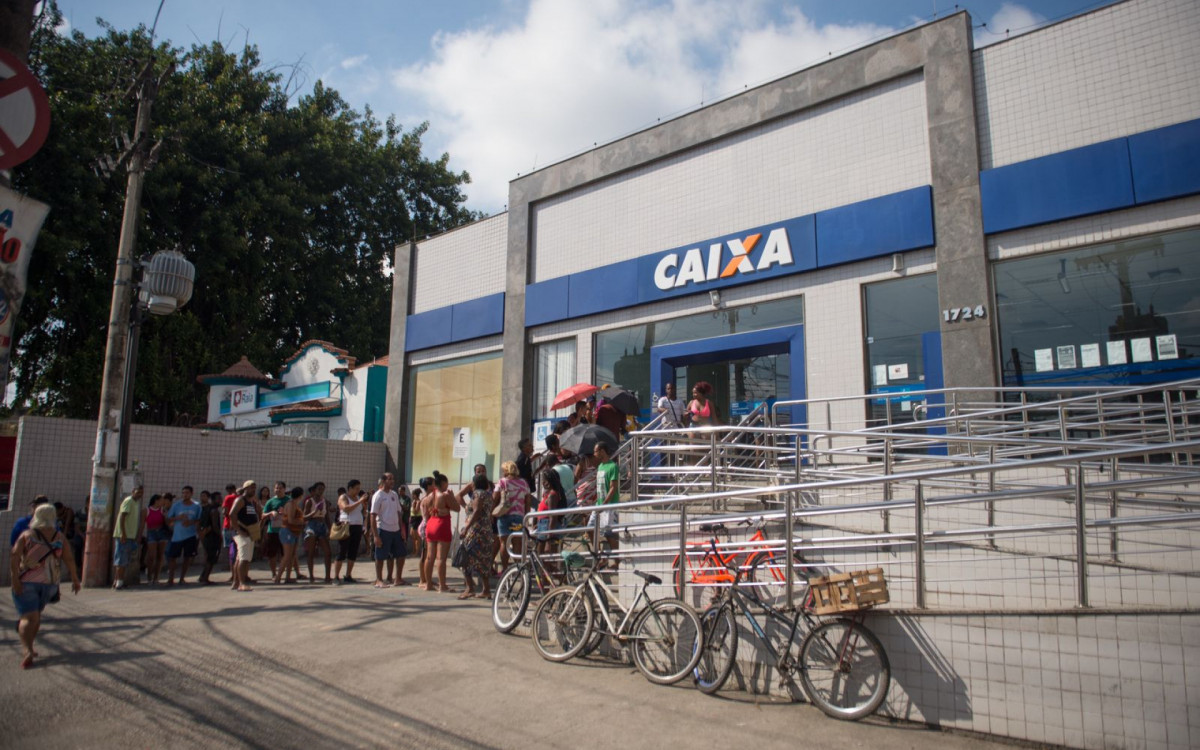 Em Belford Roxo, na Baixada, moradores fizeram fila para receber o pagamento do Bolsa Família