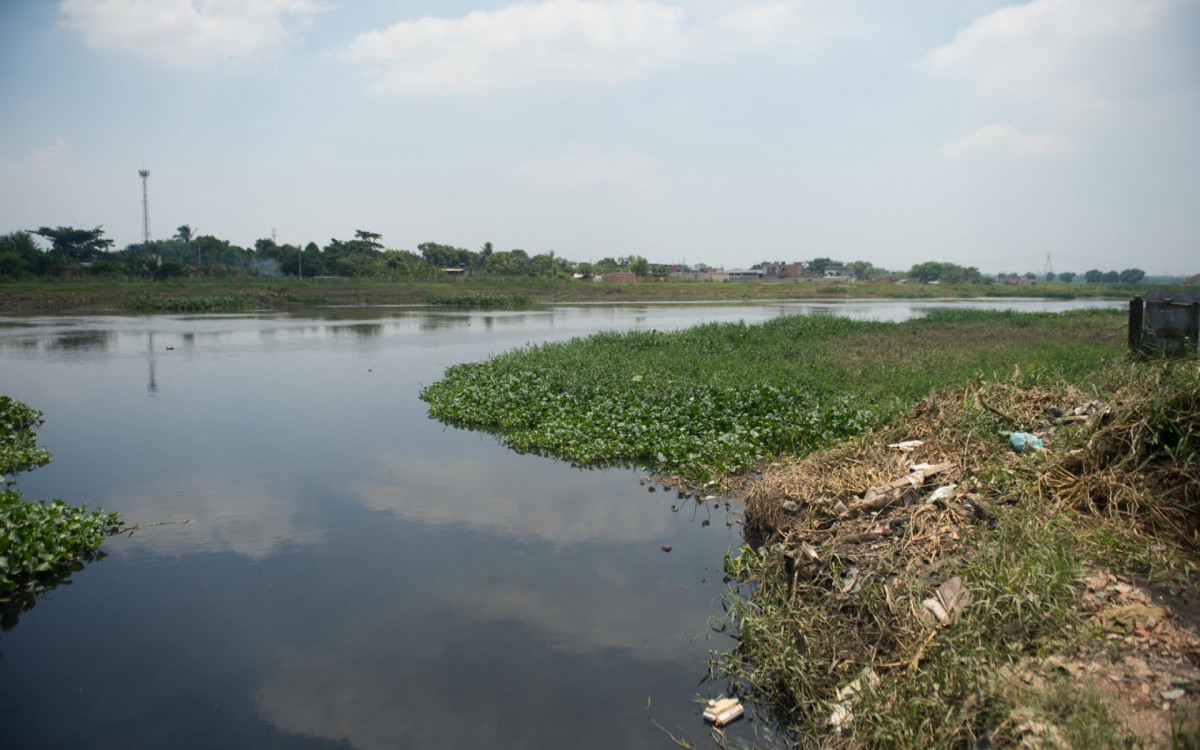 Bombeiros realizam buscas as margens do Rio Botas, altura do bairro de São Bento, em Duque de Caxias
