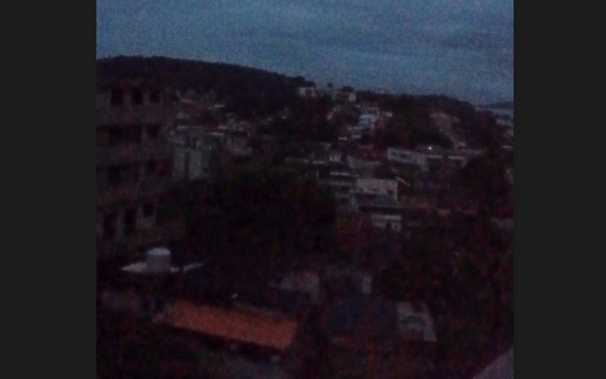 Moradores reclamam de apagões na Ilha do Governador há uma semana