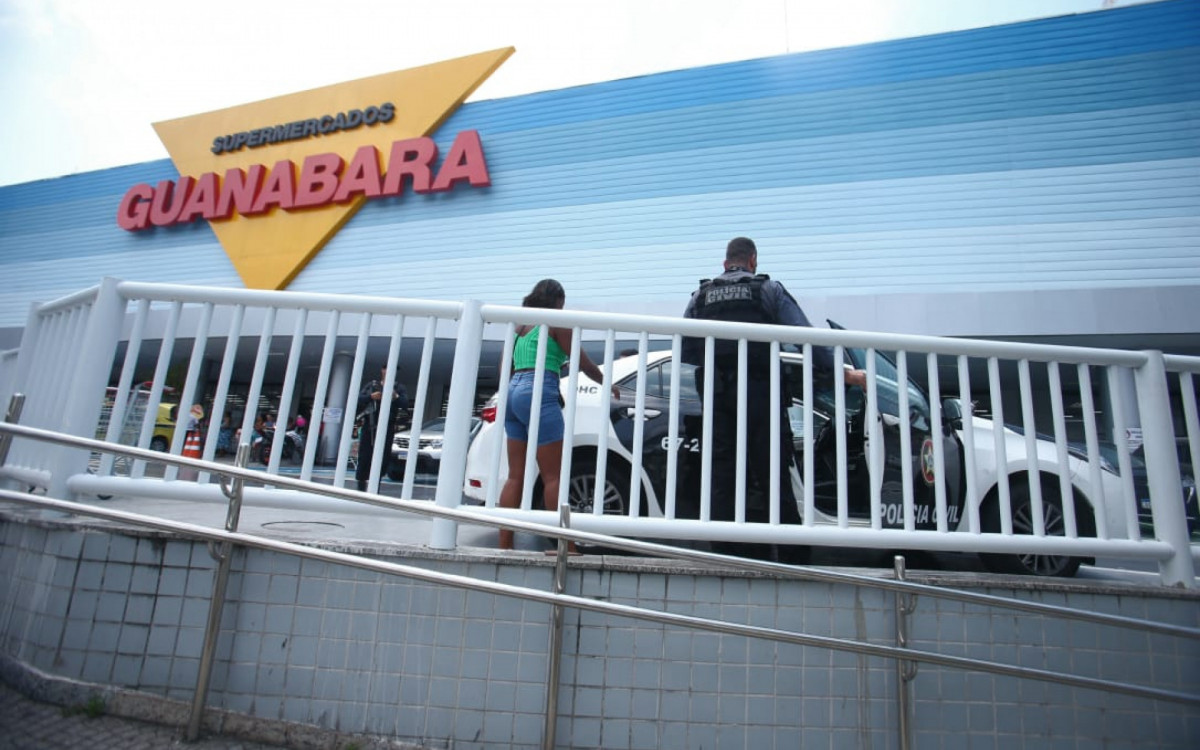 Agentes da Divisão de Homicídios estiveram no supermercado no Andaraí para realizar perícia