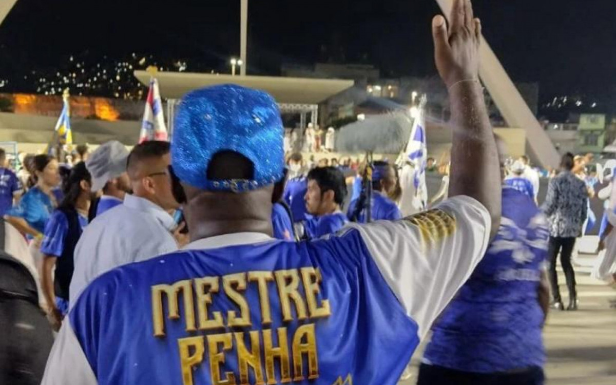 Há 20 anos Mestre Penha desfila pela Portela 