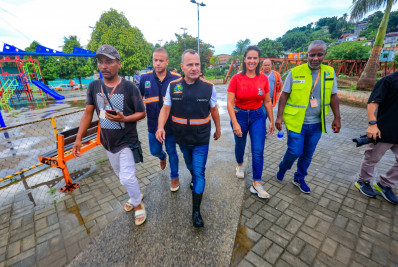 Prefeito Waguinho e secretários atendem vítimas das chuvas na Vila São Luiz em Belford Roxo