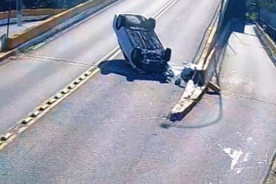 Câmeras da Ordem Pública flagram capotamento na Radial Leste