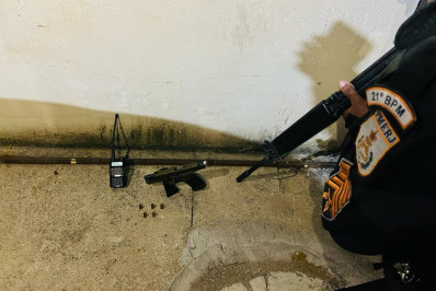 PM apreende material do tráfico de drogas no Parque Araruama, em Meriti