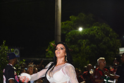 Juliana Souza usa look com 50 mil cristais em ensaio da União da Ilha