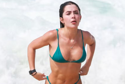 Jade Picon exibe a boa forma em treino de futevôlei na praia