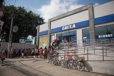 Agências de cidades atingidas pelas chuvas no Rio ficam cheias para pagamento unificado do Bolsa Família