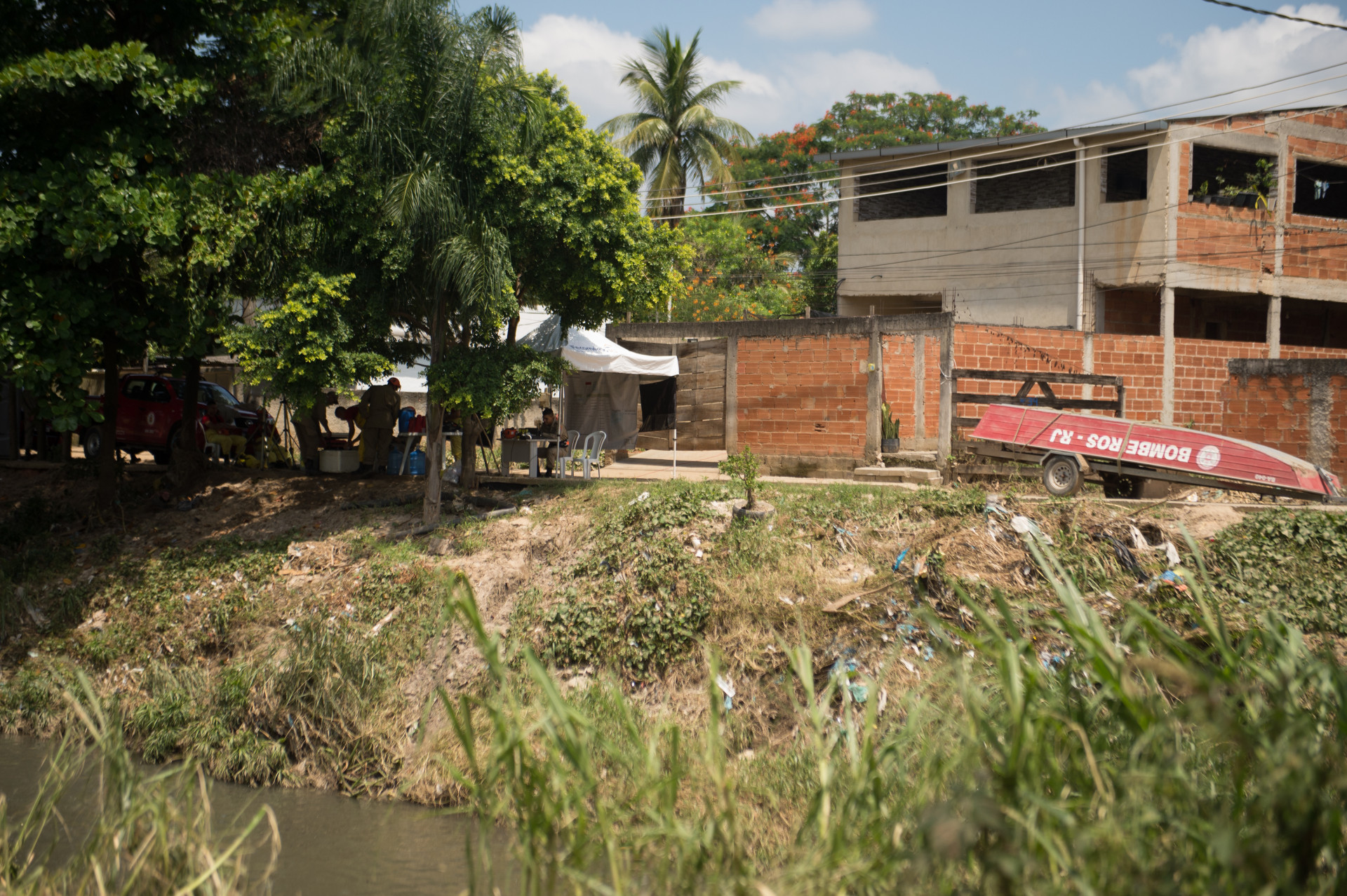 Bombeiros realizam buscas por Elaine Cristina de Souza Gomes, que desapareceu no Rio Botas, em Belford Roxo, pelo quinto dia seguido - Armando Paiva/Agência O Dia