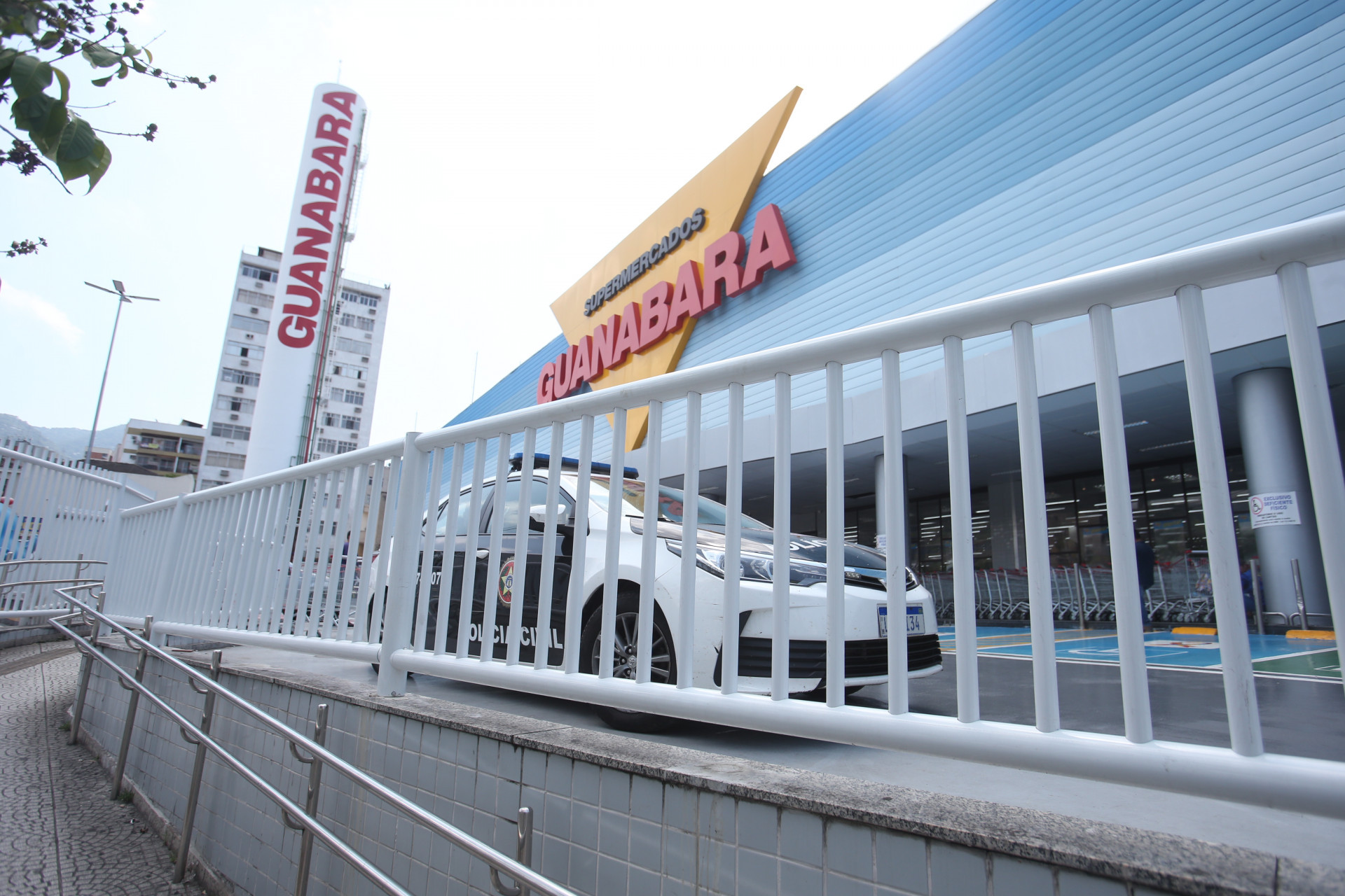 Agentes da Divis&atilde;o de Homic&iacute;dios estiveram no supermercado no Andara&iacute; para realizar per&iacute;cia
 - Cleber Mendes/Ag&ecirc;ncia O Dia