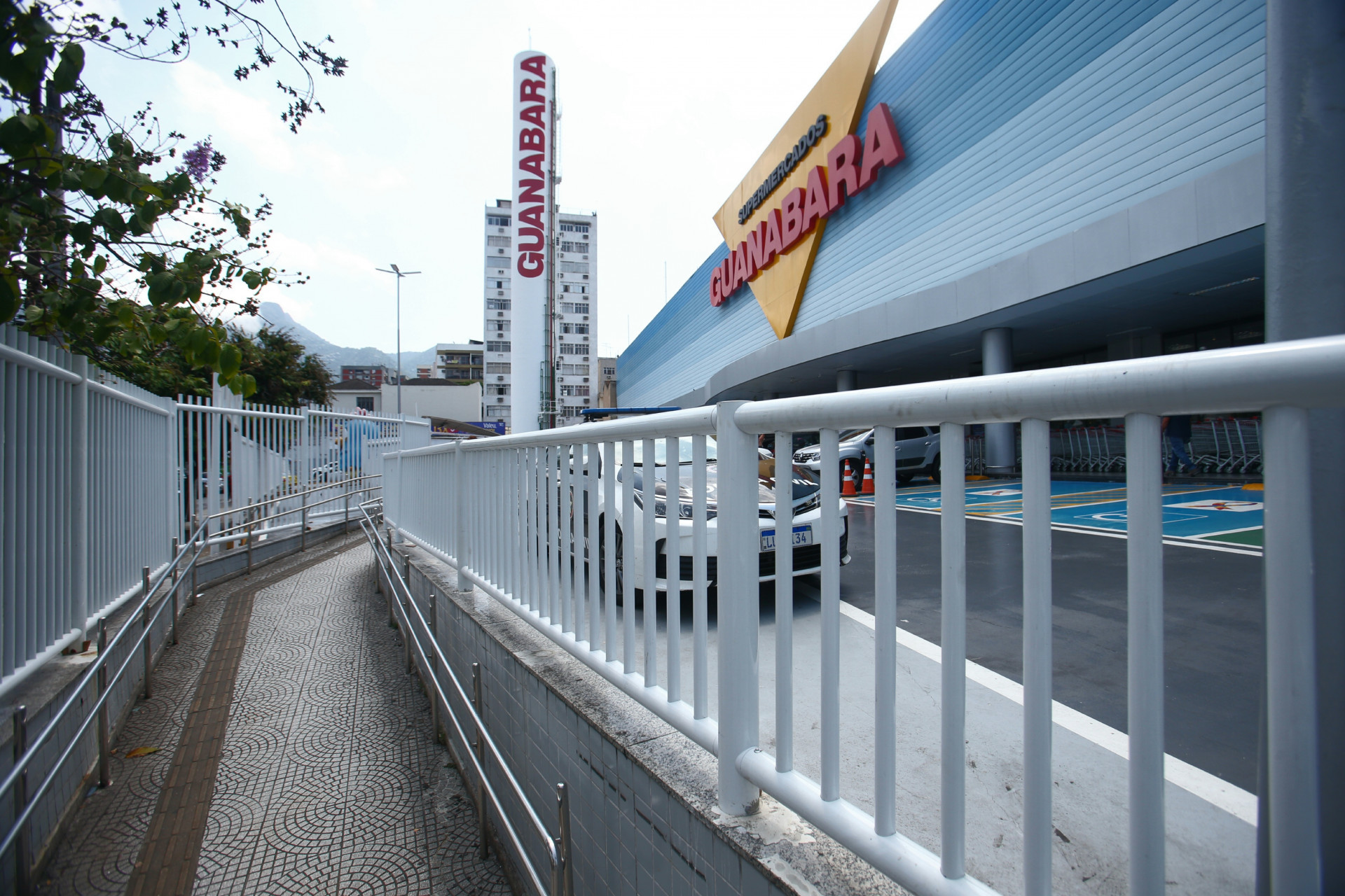 Agentes da Divis&atilde;o de Homic&iacute;dios estiveram no supermercado no Andara&iacute; para realizar per&iacute;cia
 - Cleber Mendes/Ag&ecirc;ncia O Dia