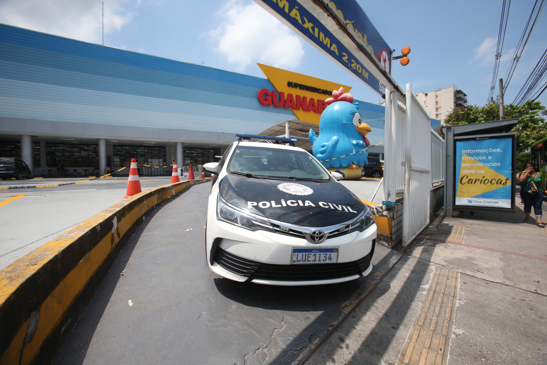 Agentes da Divis&atilde;o de Homic&iacute;dios estiveram no supermercado no Andara&iacute; para realizar per&iacute;cia
 - Cleber Mendes/Ag&ecirc;ncia O Dia
