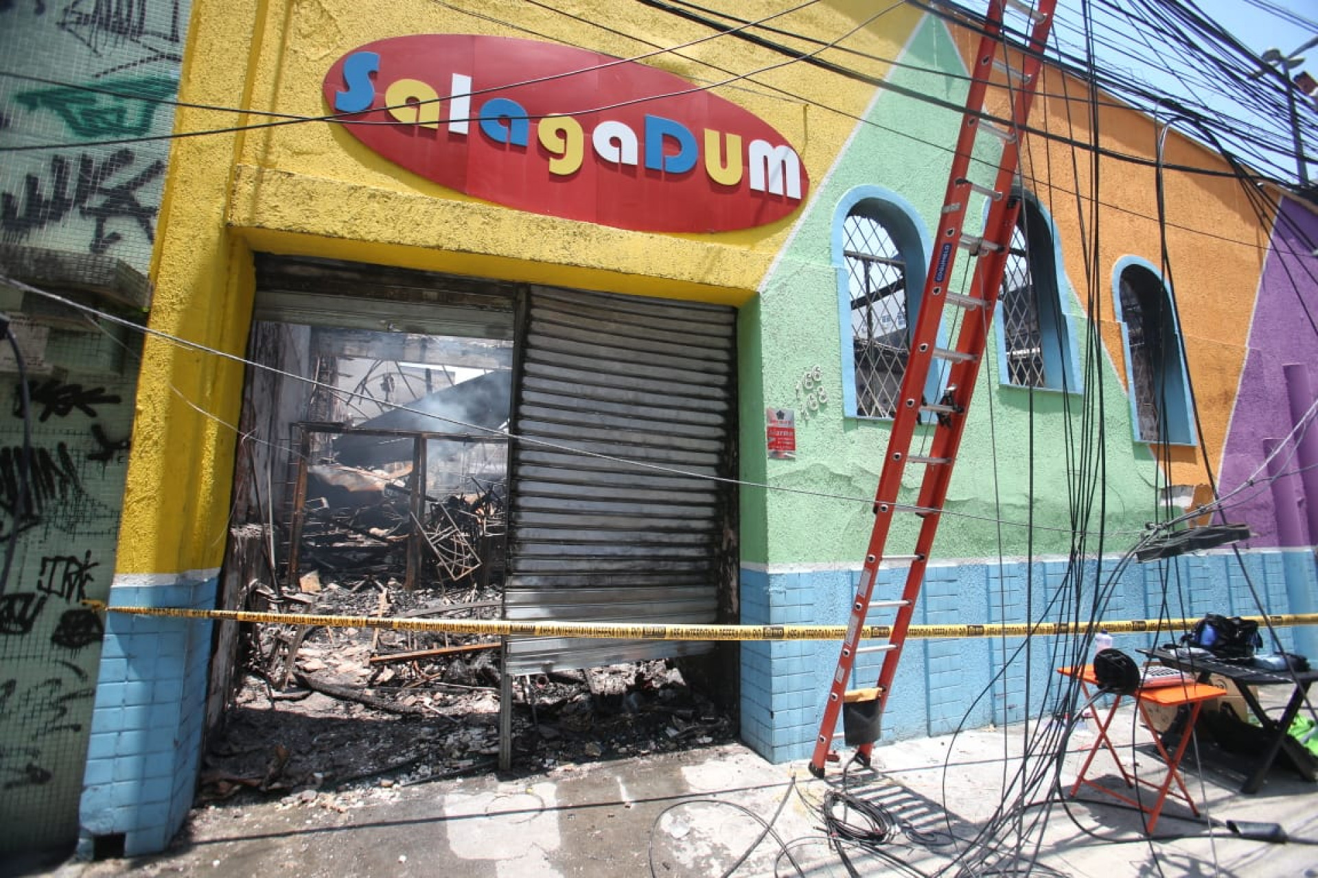 Donos da casa de festas atingida por incêndio fazem 'vaquinha' virtual para reconstruir o estabelecimento - Cleber Mendes / Agência O Dia