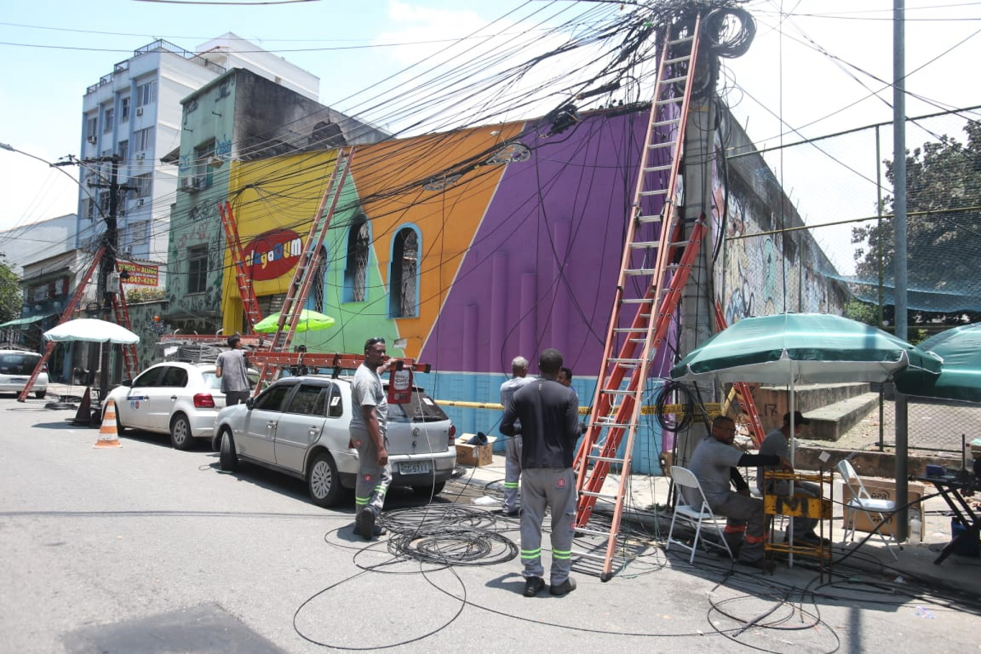 Equipes trabalham na manutenção de postes atingidos pelas chamas - Cleber Mendes / Agência O Dia
