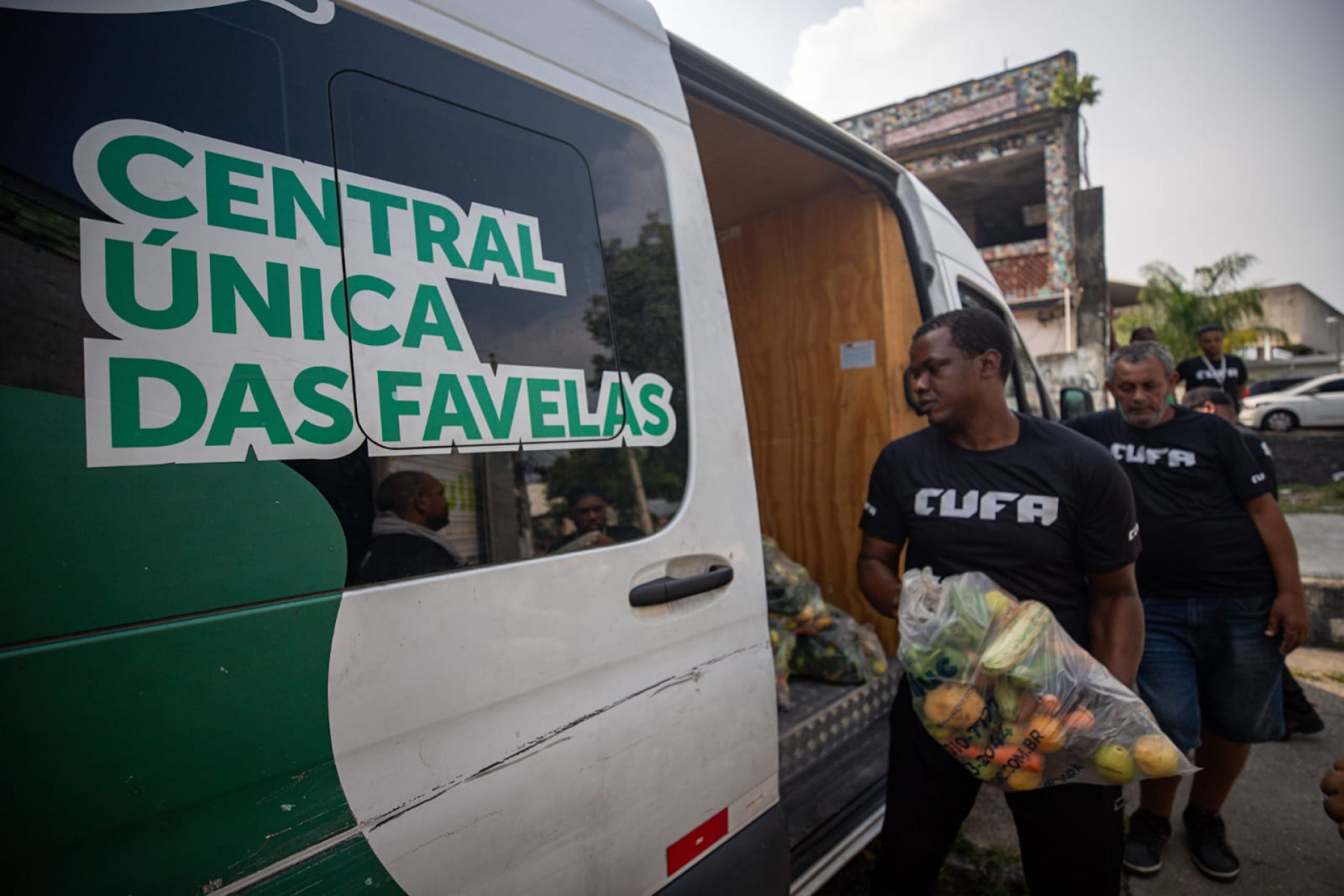 Cufa ajuda na distribuição de alimentos e produtos no Jorge Turco - Renan Areias / Agência O Dia