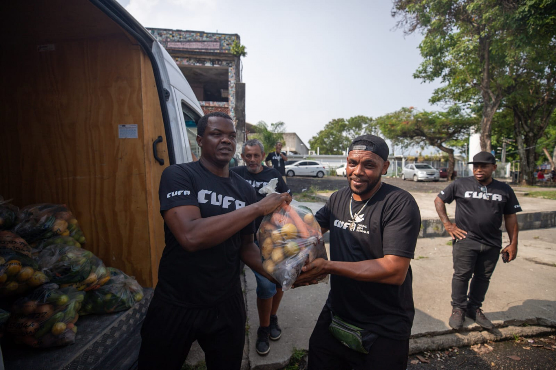 Cufa ajuda na distribuição de alimentos e produtos no Jorge Turco - Renan Areias / Agência O Dia