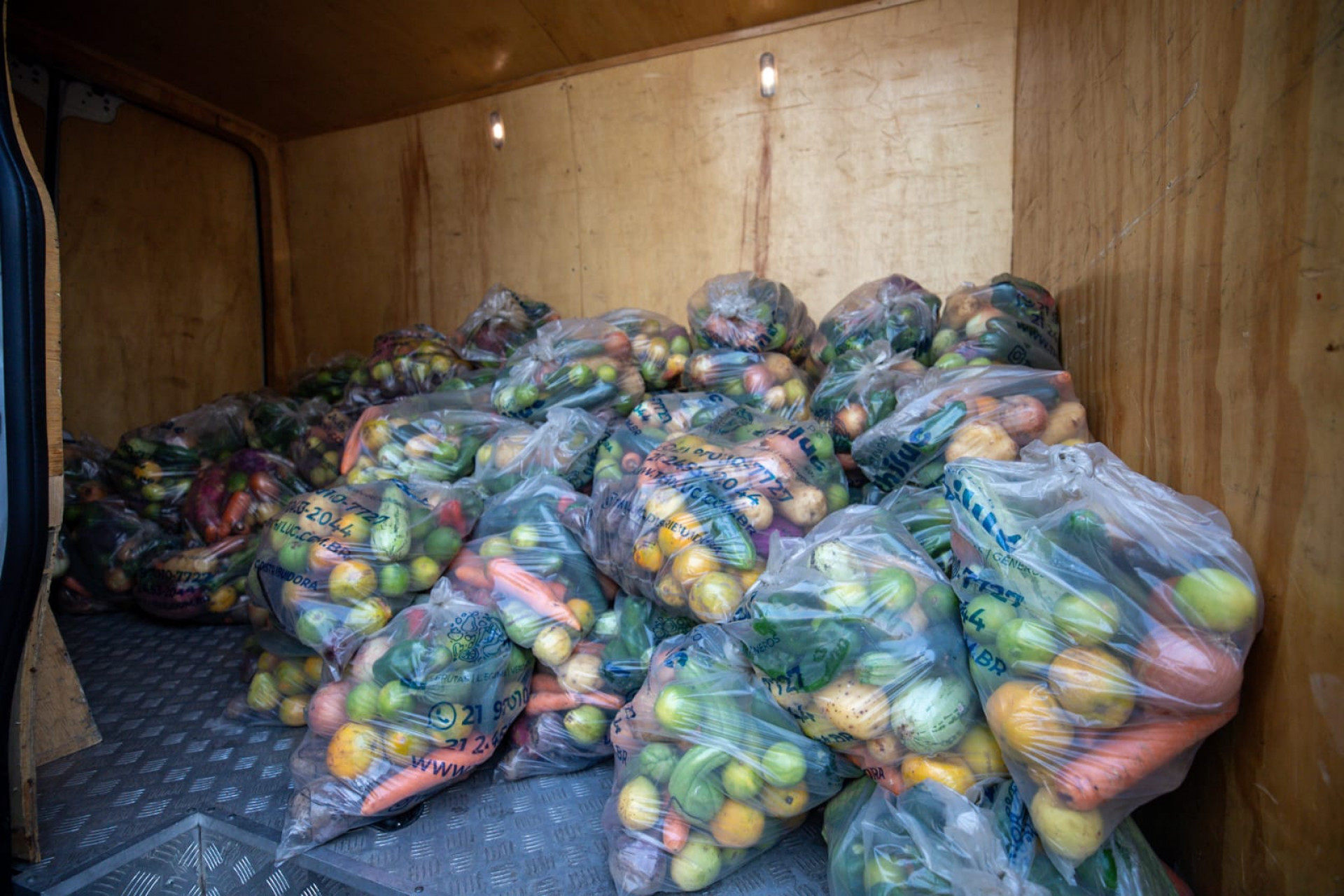 Moradores receberam kits de legumes na associação do Jorge Turco - Renan Areias / Agência O Dia