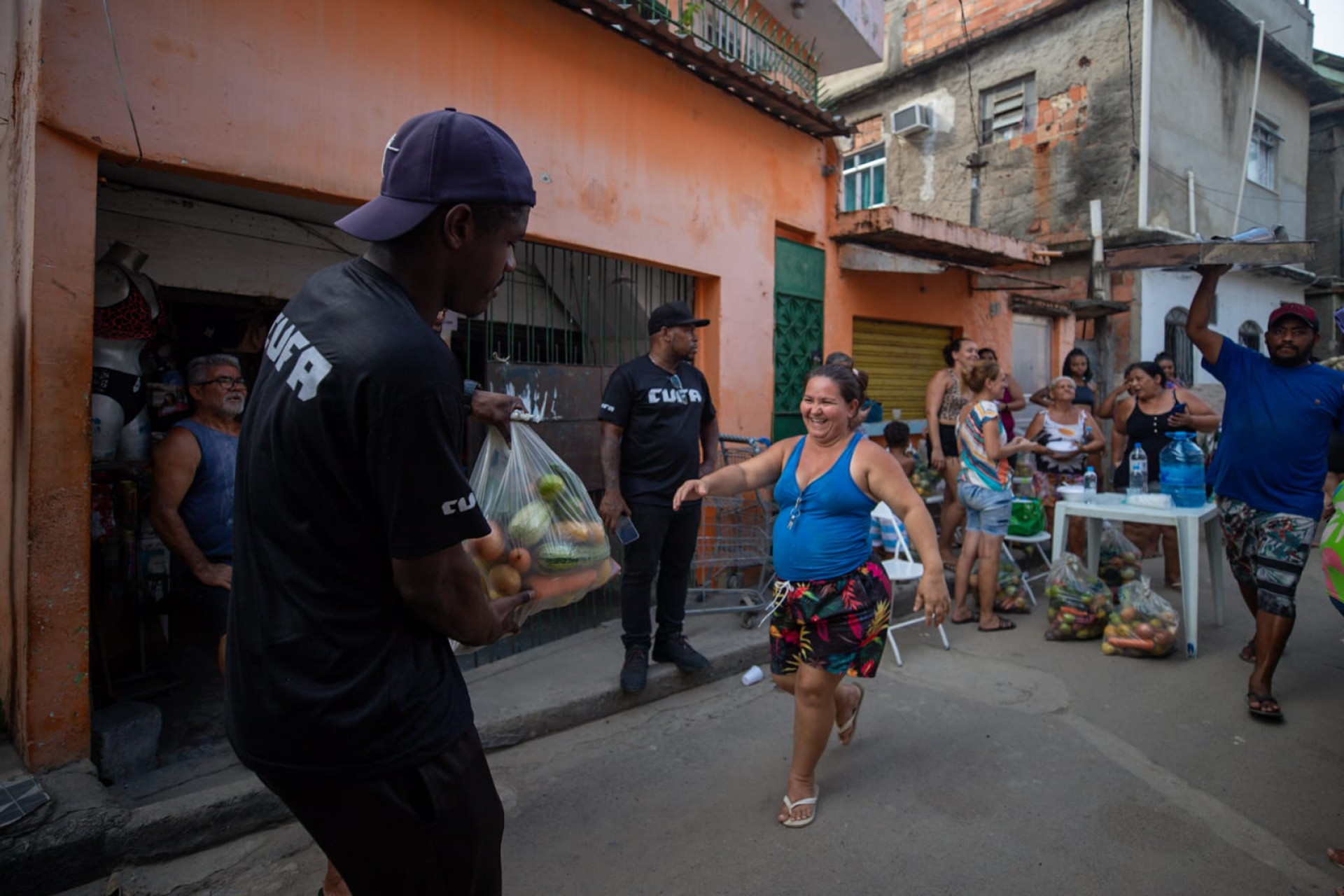 Cufa ajuda na distribuição de alimentos e produtos no Jorge Turco - Renan Areias / Agência O Dia