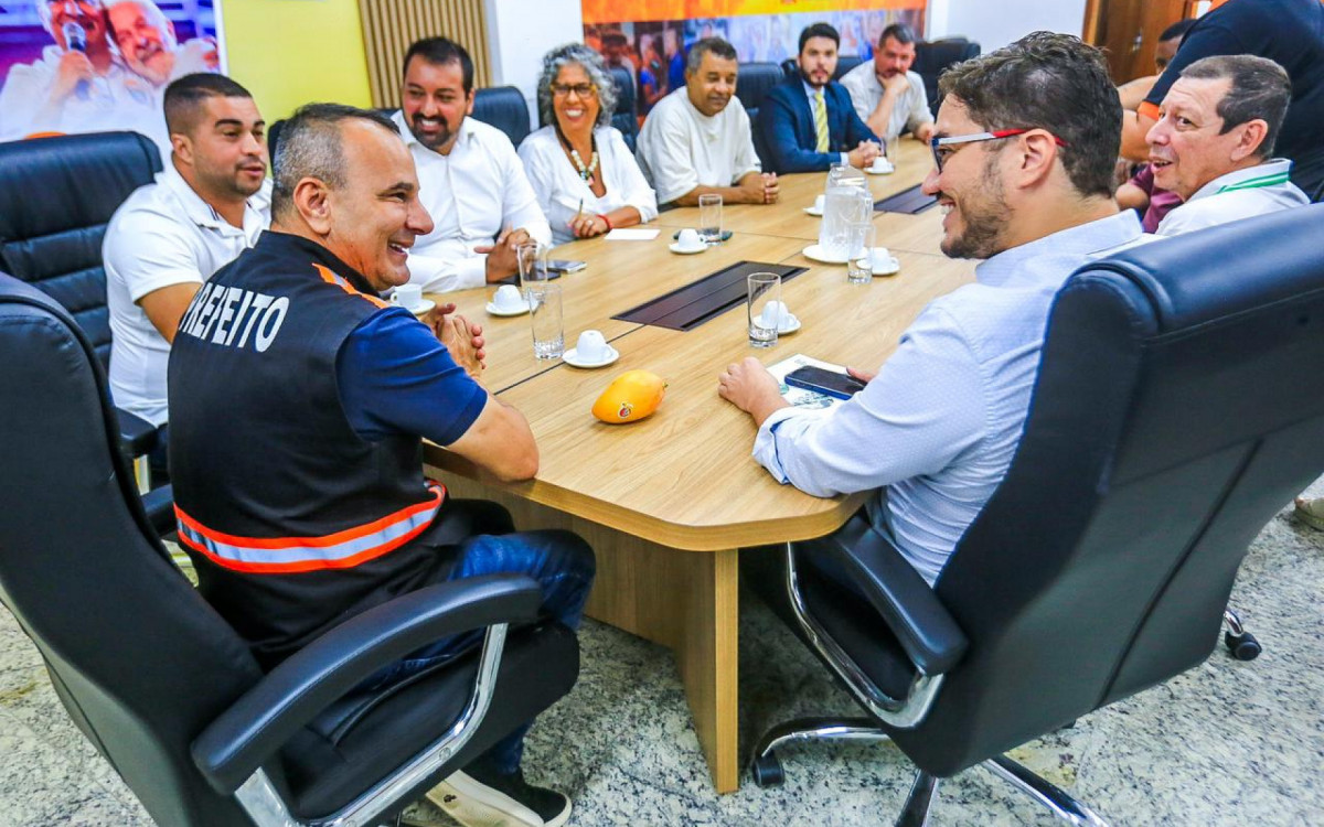 O prefeito Waguinho e o reitor do IFRJ, Rafael Almada, comemoraram o acordo