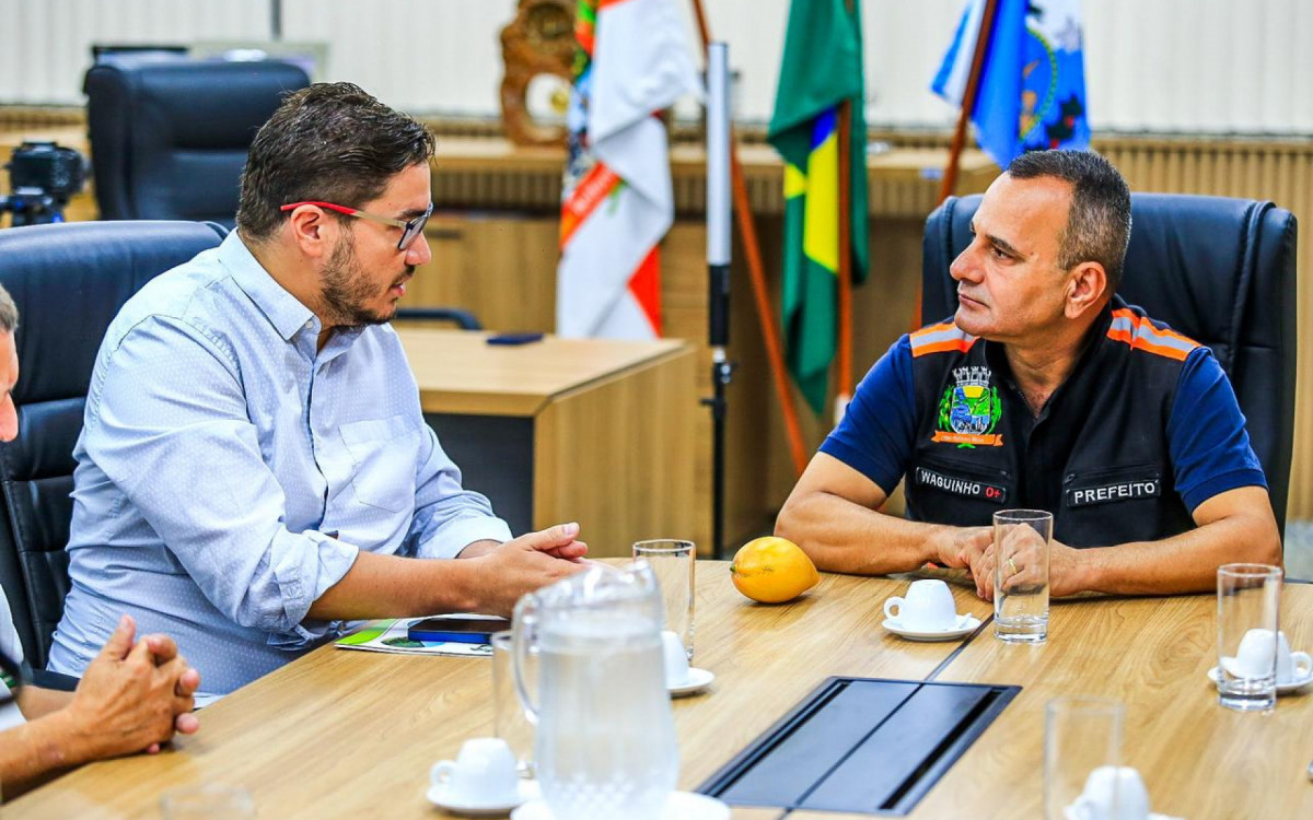 O reitor do IFRJ, Rafael Almada, explica o termo de cooperação assinado com a Prefeitura