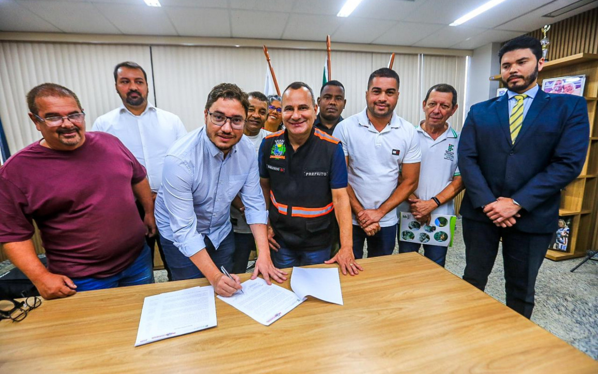 O reitor do IFRJ, Rafael Almada assina o termo de cooperação da instituição com a Prefeitura