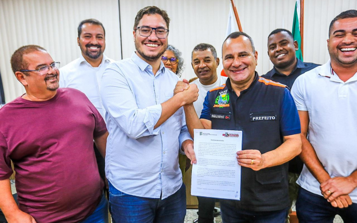 Rafael Almada e prefeito Waguinho celebram o acordo para a construção do novo prédio do IFRJ