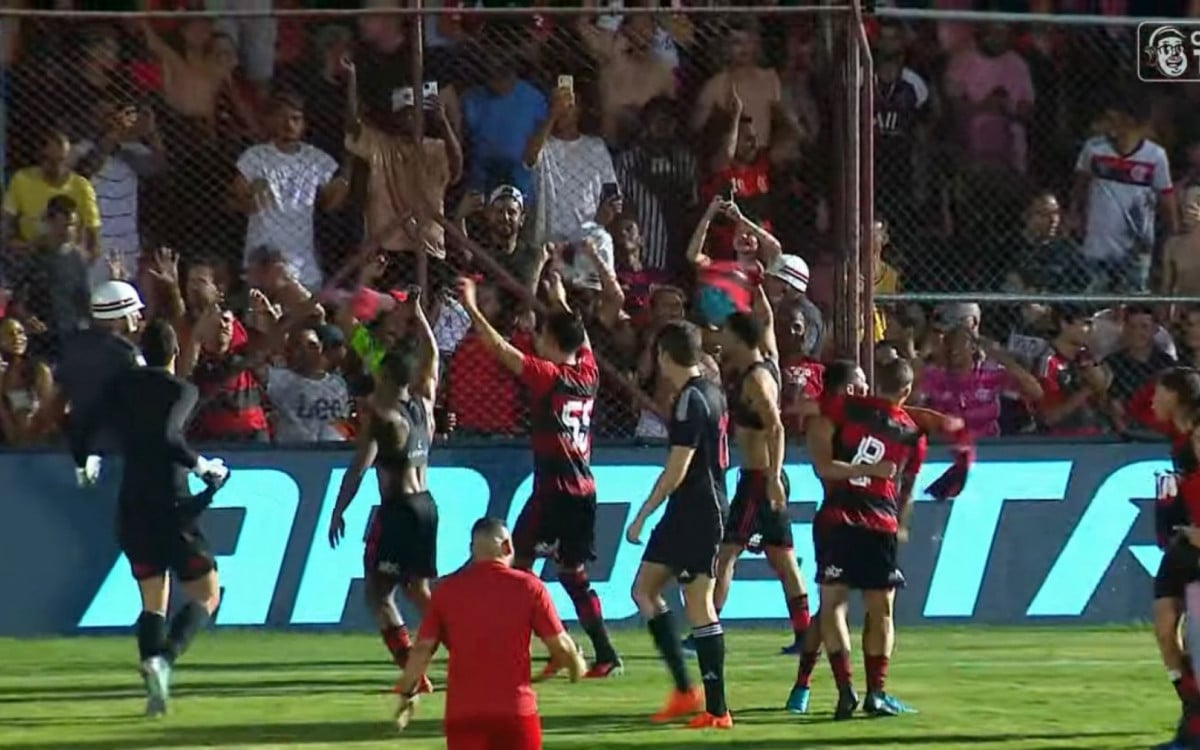 Jogadores do Flamengo festejam classificação na Copinha - Foto: Reprodução/CazéTV
