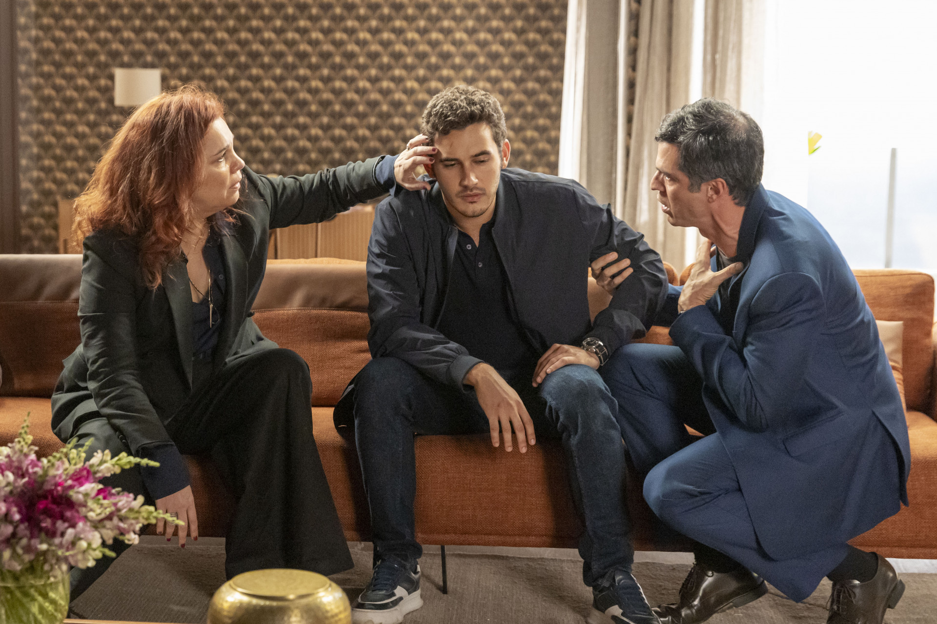 Giovanni (Filipe Bragança) descobre que não é filho biológico de Jonas(Mateus Solano) e Helena (Isabel Teixeira) - Léo Rosario / TV Globo