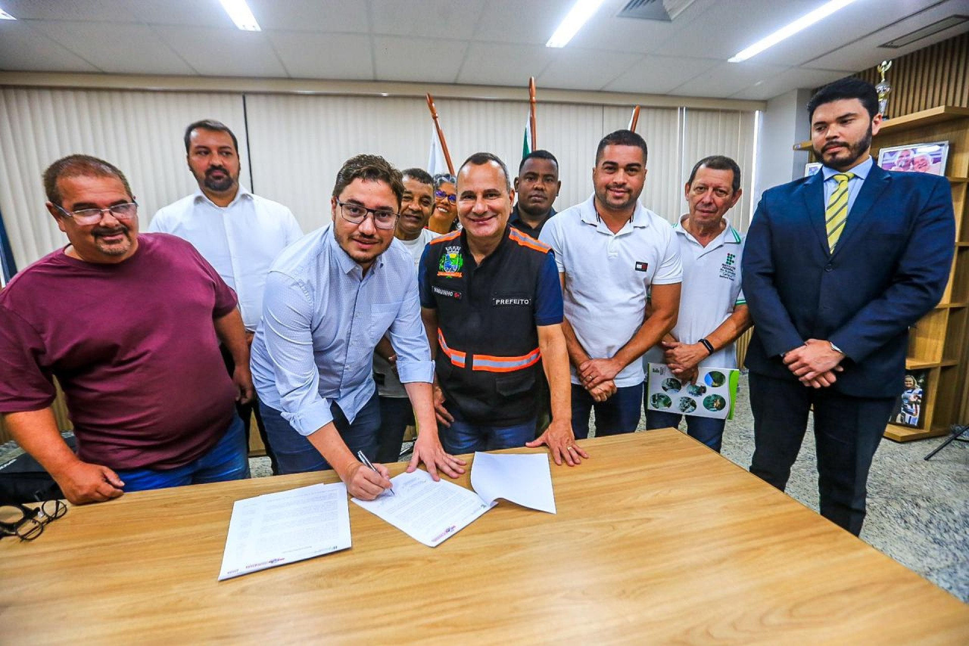 O reitor do IFRJ, Rafael Almada assina o termo de coopera&ccedil;&atilde;o da institui&ccedil;&atilde;o com a Prefeitura - Rafael Barreto / PMBR