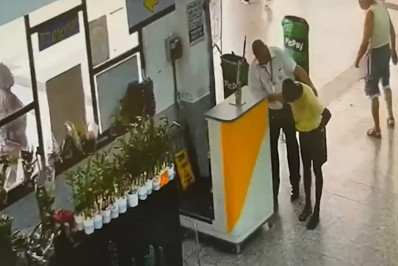 Vídeo mostra momento em que segurança de supermercado é esfaqueado e morto por criminoso
