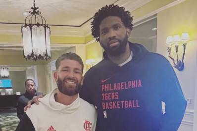 Flamengo se hospeda no mesmo hotel dos 76ers e jogadores tietam astro da NBA