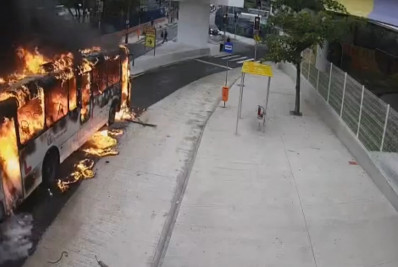 Ônibus pega fogo em estrada que dá acesso ao Terminal de Deodoro 