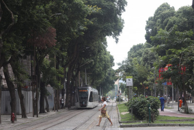 Calor persiste e previsão aponta chuva isolada durante a semana; confira