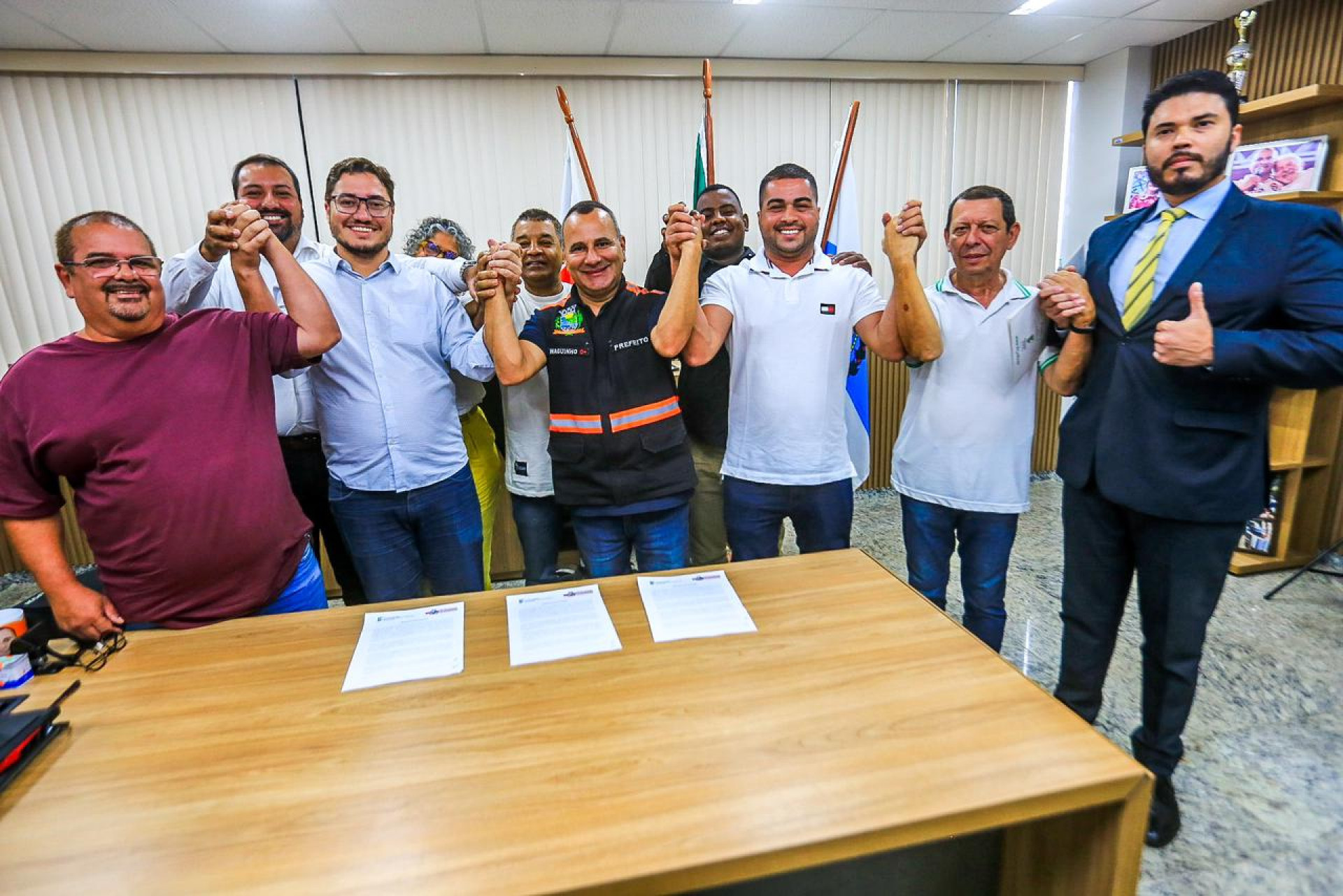 Rafael Almada, Waguinho, representante do IFRJ e integrantes do governo comemoram o acordo - Rafael Barreto / PMBR