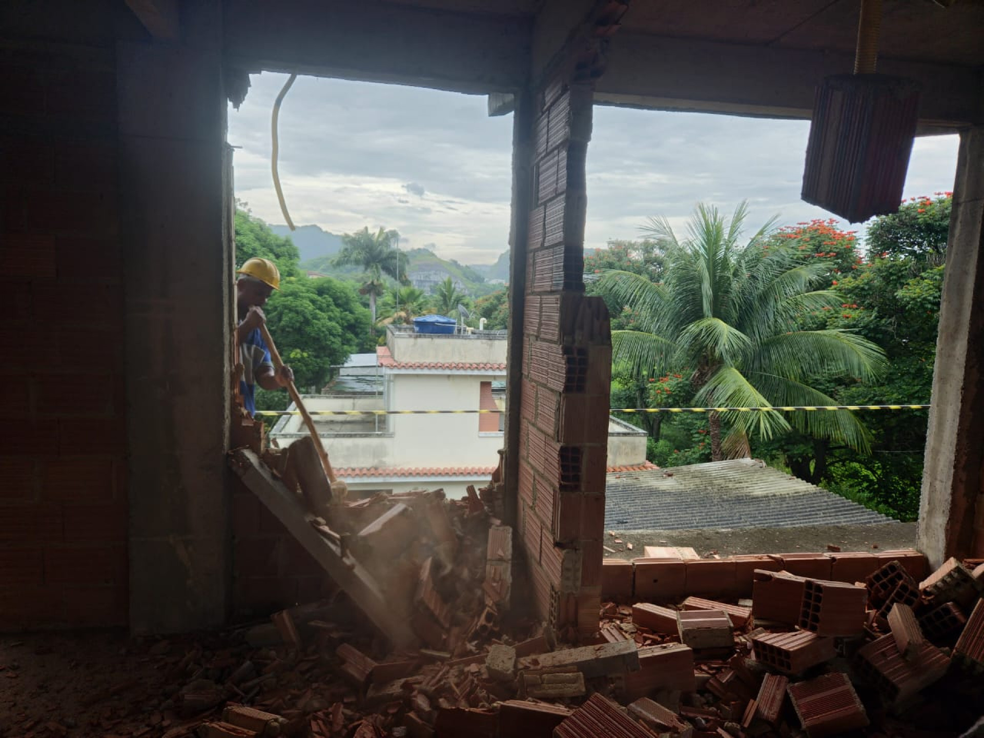 De acordo com engenheiros, o prédio está avaliado em mais de R$ 1 milhão - Divulgação / Seop